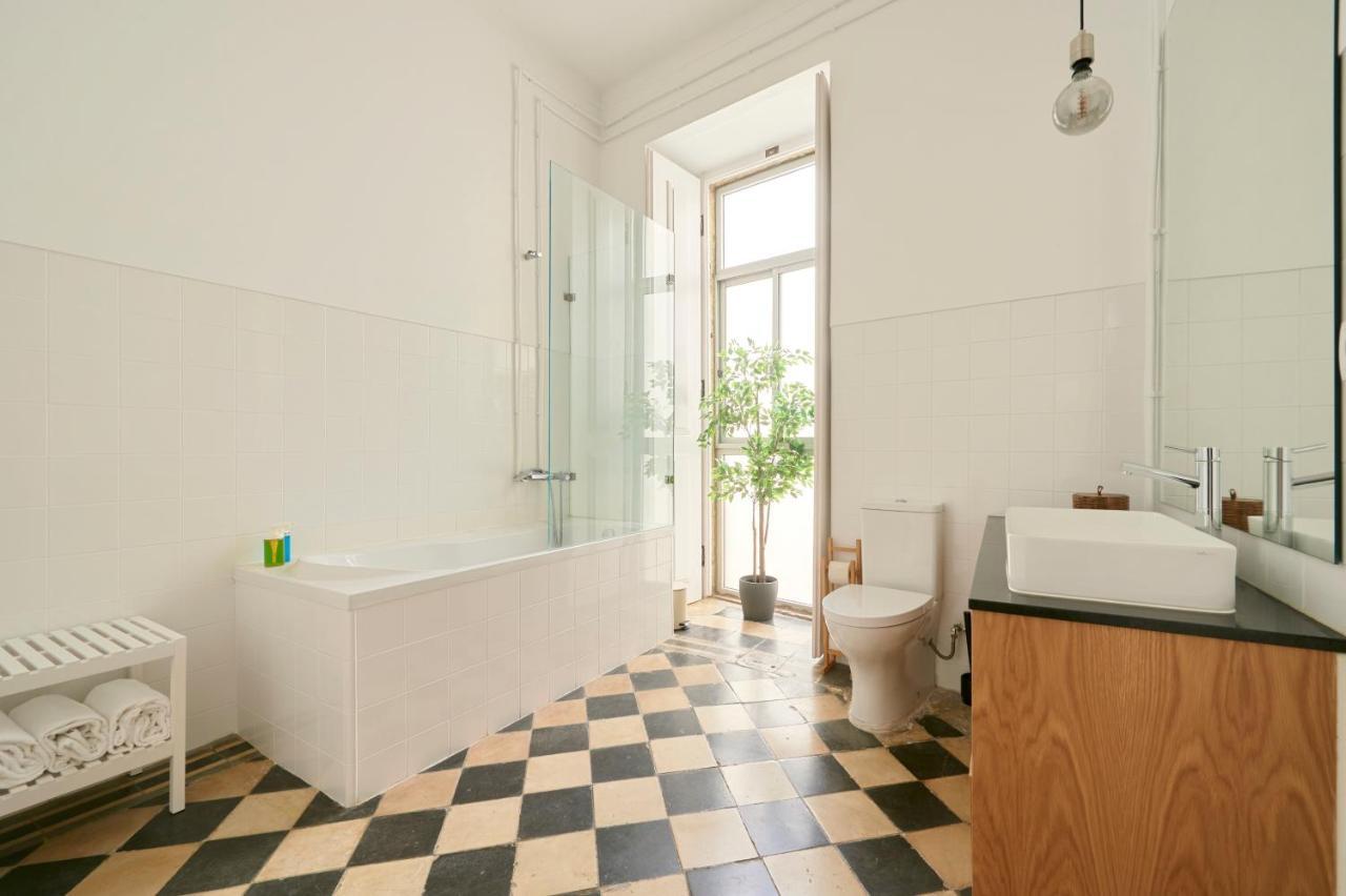 Sunny Pink Street Historical Apt, By Timecooler Lisboa Εξωτερικό φωτογραφία